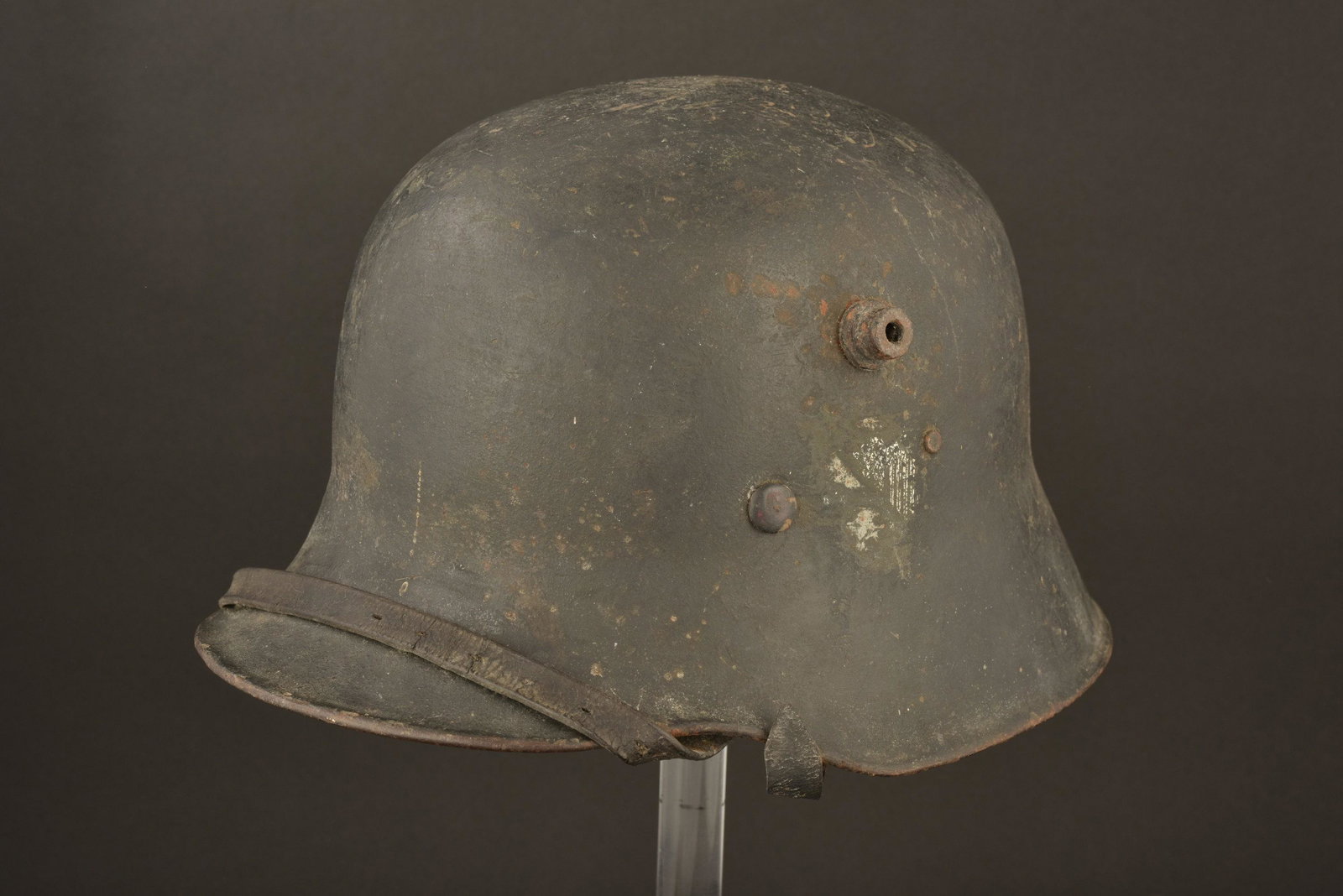 Casque WWI reconditionne. Refurbished WWI helmet.: Casque WWI reconditionne. Coque de casque WWI, fabrication illisible. Pas de numero de lot visible. Peinture granitee a l interieur de la coque. Peinture reconditionnee Heer appliquee au pinceau a 90%