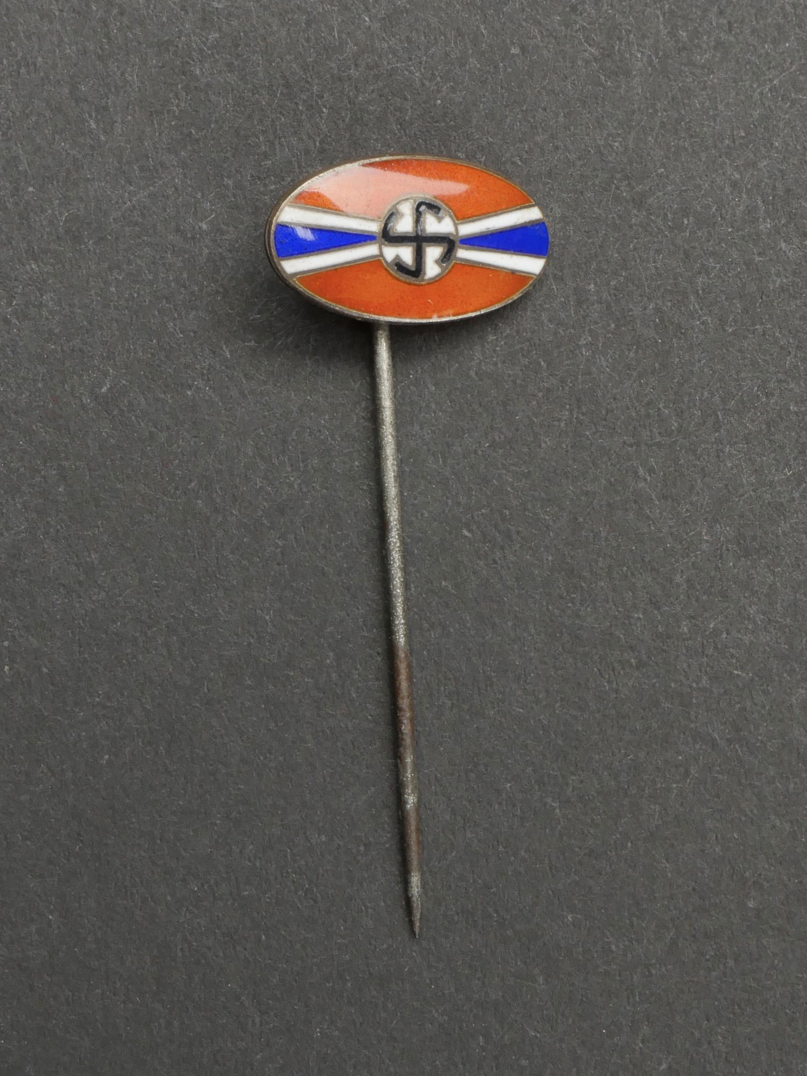 Insigne norvegien. Norwegian badge.: Insigne norvegien. Sous forme d epinglette en metal emaille. Sans marquages visibles. A noter une certaine usure et patine de la piece. Etat II+. Norwegian badge. In the form of an enameled metal pin.