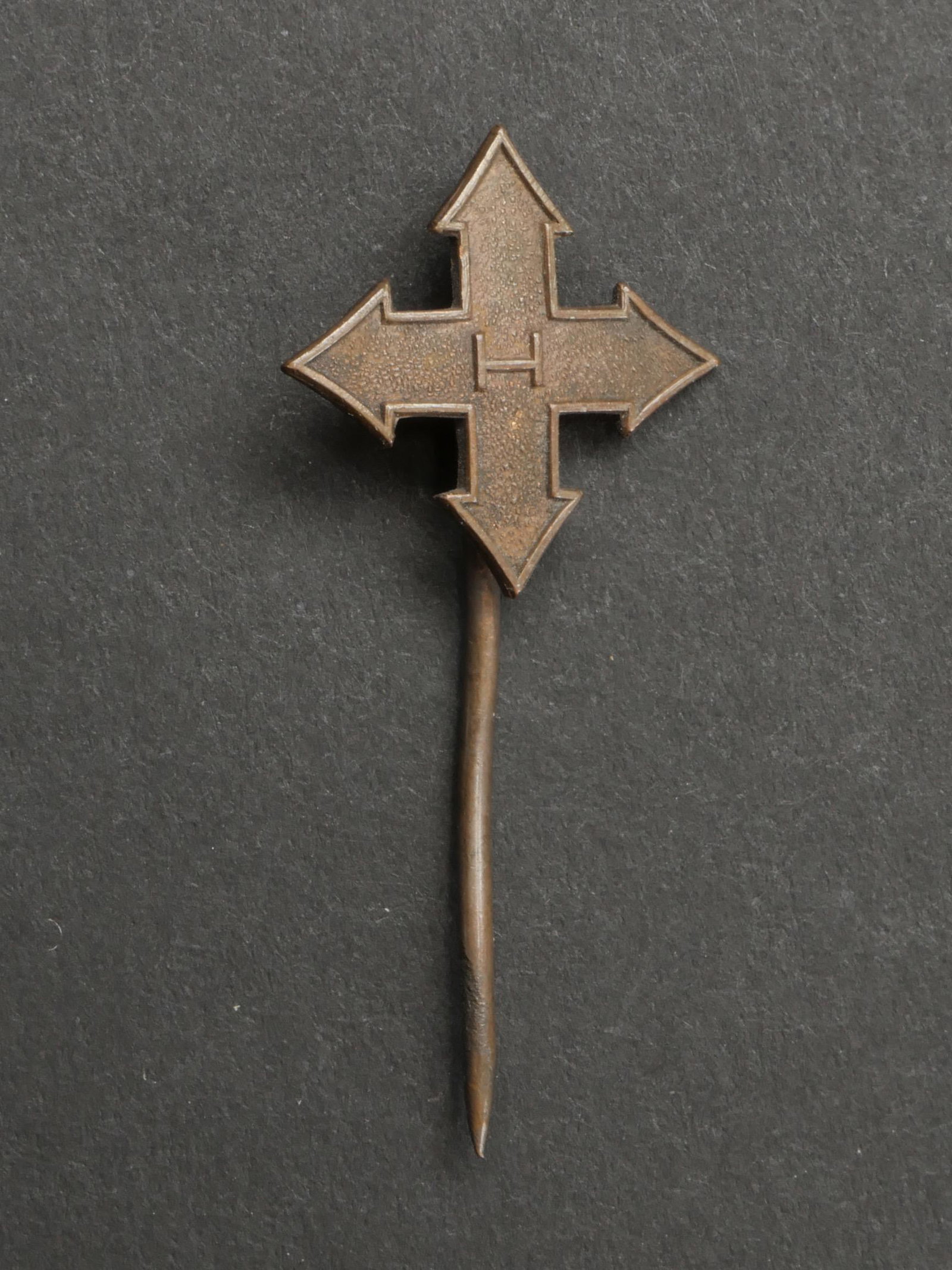 Insigne des croix flechees hongrois. Hungarian Arrow Cross badge.: Insigne des croix fleches hongroise. En metal, epinglette partiellement tordue. Sans marquages visibles. A noter une certaine usure et patine de la piece. Etat II+. Hungarian arrow cross badge. Metal,