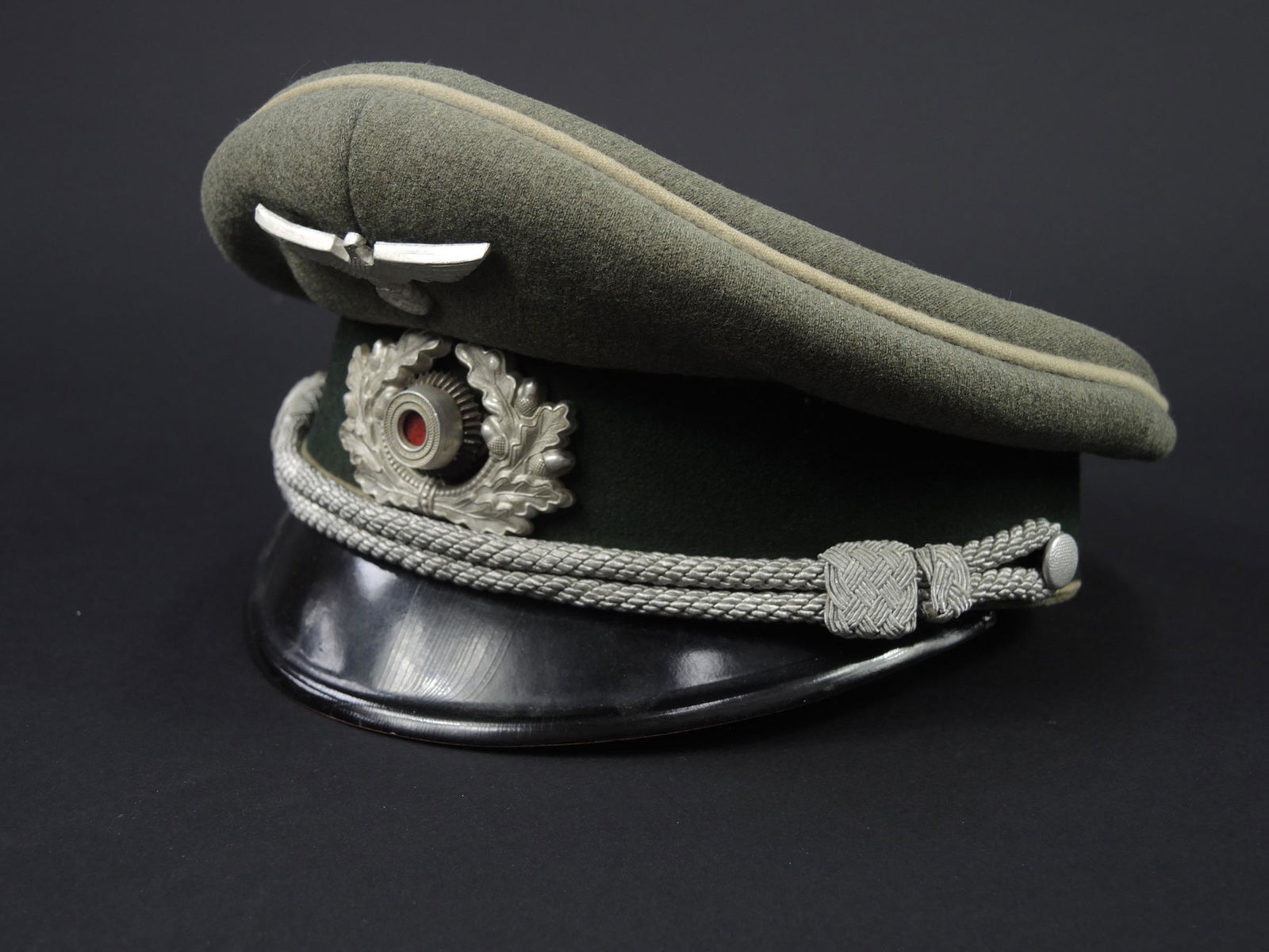Casquette officier infanterie. German officer cap.: Casquette d officier d infanterie de la Heer. En drap Feldgrau. Triple lisere blanc de l infanterie. Insignes metalliques. Les insignes n ont pas ete demontes afin de verifier les attaches. Fausse jug