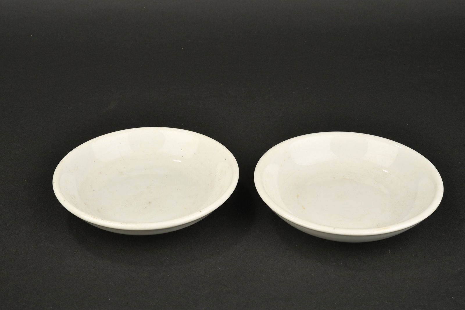 Petites coupelle Heer. Small cup Heer.: Petites coupelles Heer. Deux pieces, en porcelaine blanche. Beaux aigles de la Heer. Marquages Heinrich et Co 1938, et KPM 1938. Diametre 16,5 cm. A noter une certaine usure et patine des pieces, ains