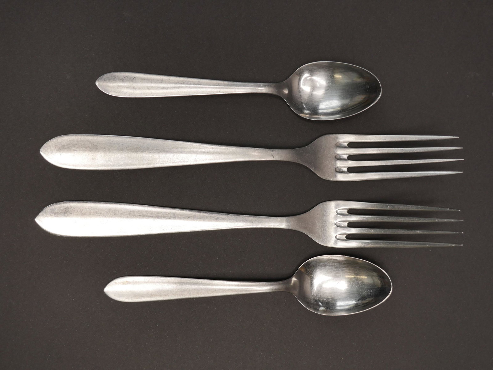 Couverts allemand. German cutlery.: Couverts allemand. Comprenant deux fourchettes en metal, beaux aigles allemand de la Heer. Fabrication FBCM 41. Deux petites cuilleres en metal, beaux aigles allemand, fabrication FBCM 42. A noter une