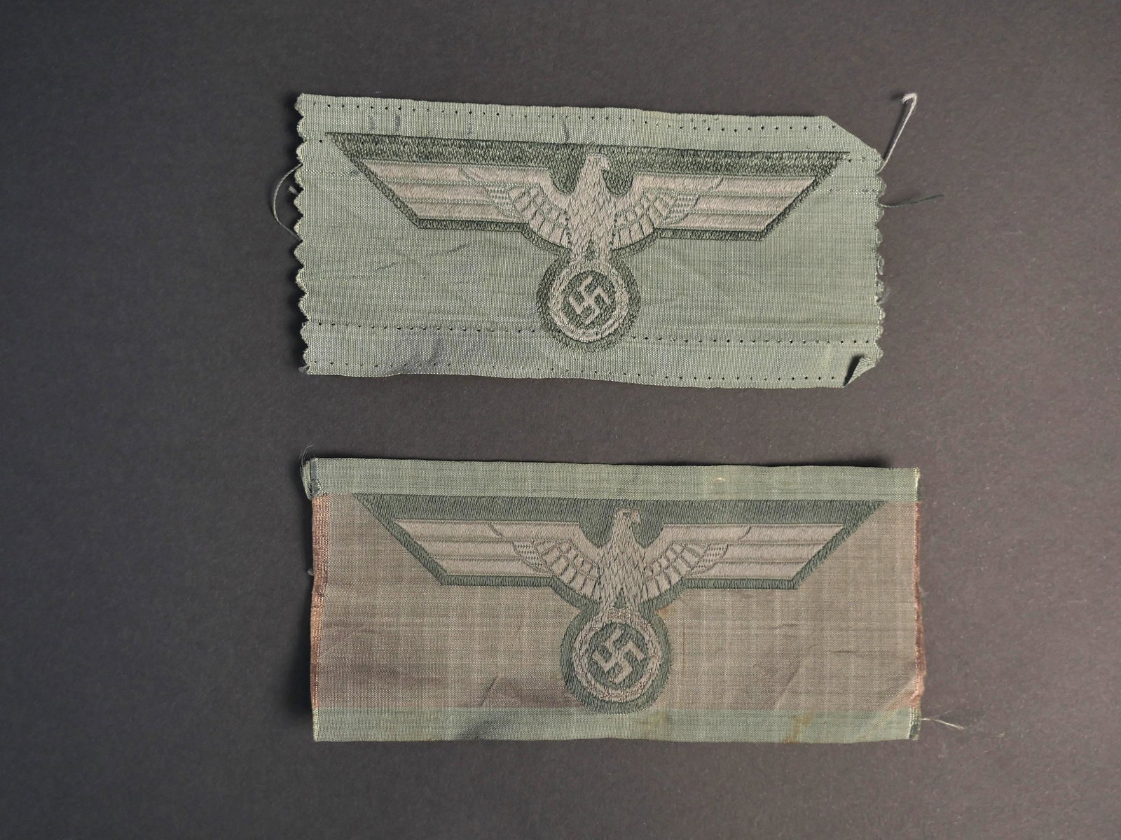 Aigle de poitrine Heer. Heer breast eagle.: Ensemble d aigles de poitrine de la Heer. Comprenant deux aigles de poitrine Bevo, jamais montes. Traces de colle au dos. A noter une certaine usure et patine des pieces. Etat II+. Set of Heer chest e