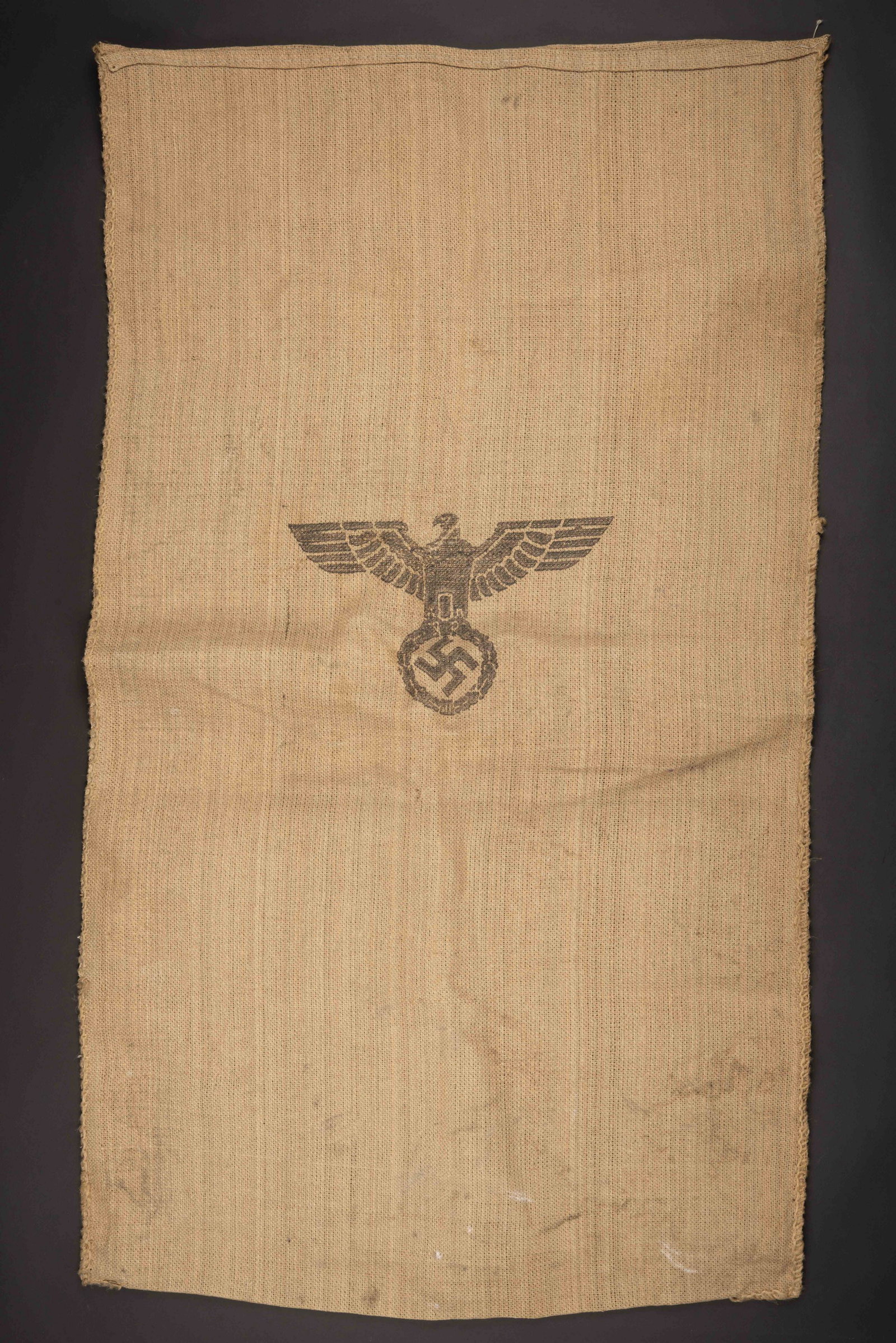 Sac a vivre allemand. German food bag.: En forte toile de jute. Aigle present. Marquages HVpfl 1941. A noter une certaine usure et patine de la piece, ainsi que des taches et des accrocs. Plus de photos sur aiolfi.com. In strong burlap. Eag