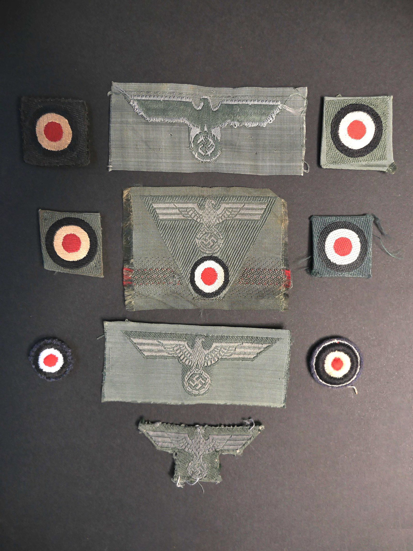 Insignes coiffure Heer. Heer headgear badges.: Ensemble d insignes de coiffure de la Heer. Comprenant un insigne trapezoidale Bevo, pour casquette M-43. Un aigle Bevo pour calot, jamais monte. Un aigle pour calot, Bevo, visiblement demonte d une c