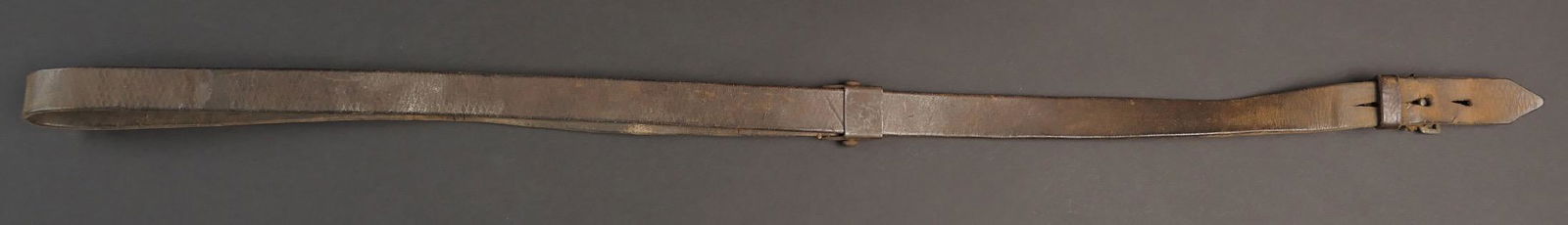 Bretelle de Mauser. Mauser sling.: Bretelle de Mauser. En cuir fortement use. Trois trous de reglage. Incomplete et sans marquages visibles. A noter une certaine usure et patine de la piece. Etat II+. Mauser sling. Heavily worn leather