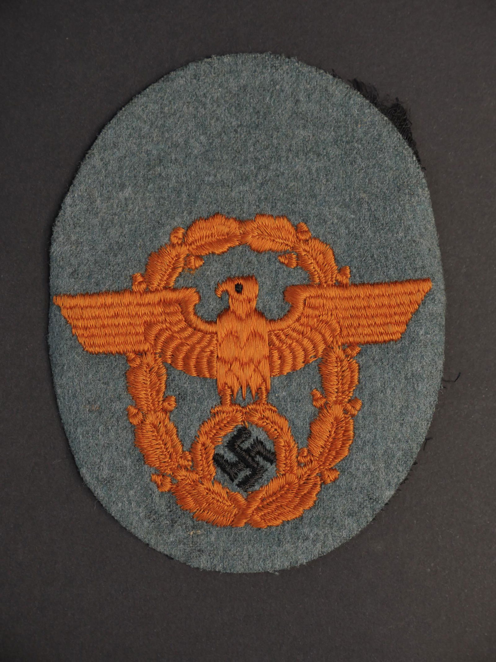 Insigne Gendarmerie. Gendarmerie insignia.: Insigne Gendarmerie. Broderie en fil orange, sur fond gris/vert. Traces de colle au dos. A noter une certaine usure et patine de la piece. Etat II+. Gendarmerie badge. Orange thread embroidery on gray