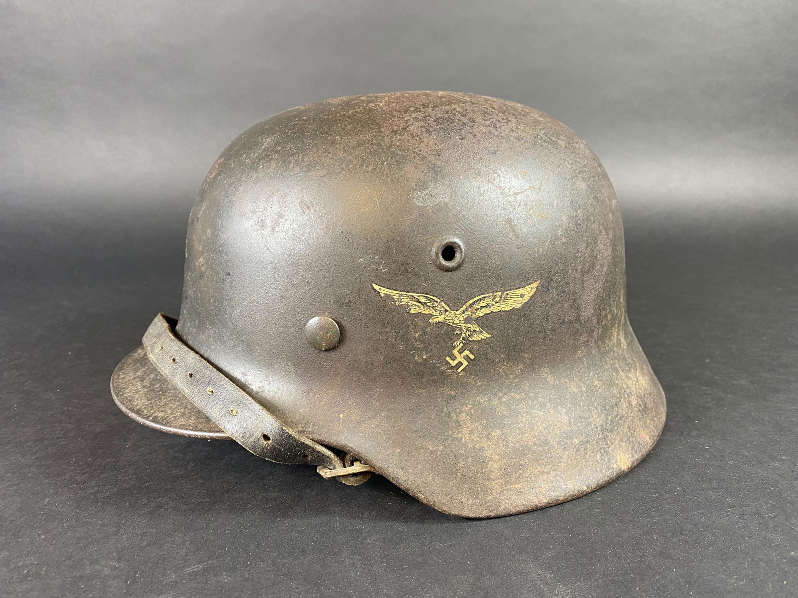 Casque LW. Luftwaffe helmet.: Casque de la Luftwaffe. Coque de casque M-40. Fabrication ET 64. Numero de lot illisible. Peinture a 40%. Aigle de la Luftwaffe du second type a 60%. Coiffe en cuir complete. Cordon de serrage manquan