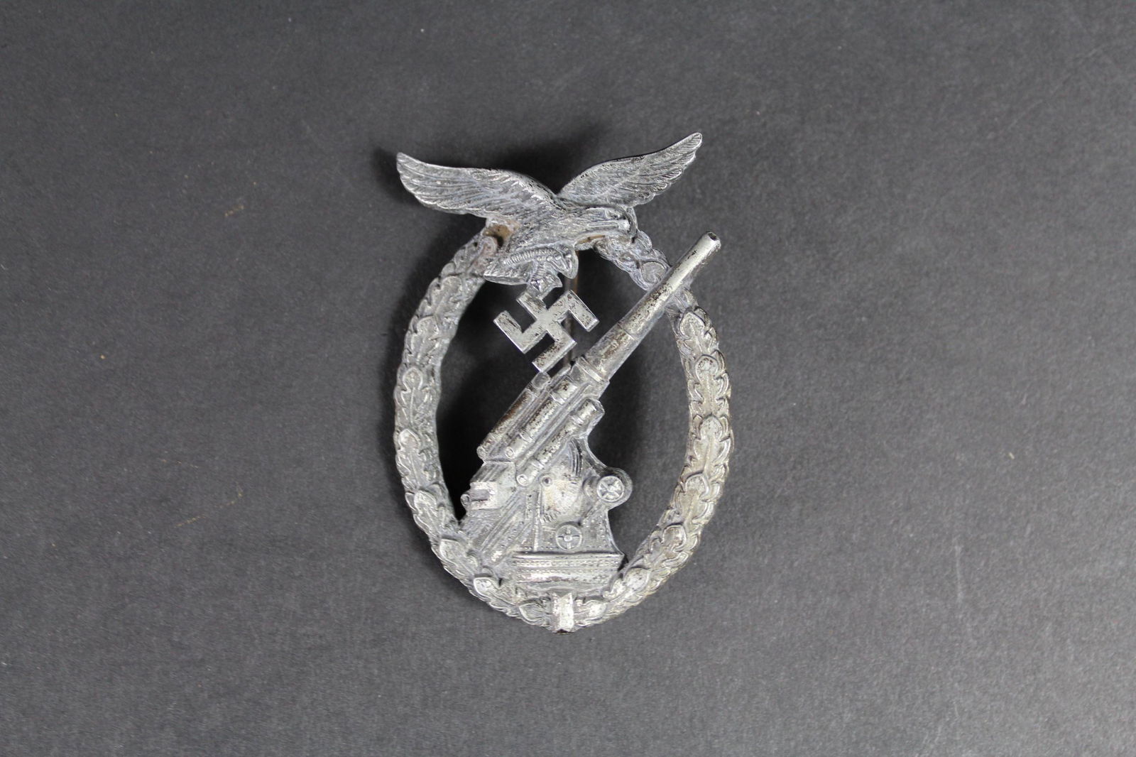 Flak kampfabzeichen.: Flakkampfabzeichen. En metal, couleur argent. Attache complete. Sans marquage visible. A noter une certaine usure et patine de la piece. Etat II+. Flakkampfabzeichen. Metal, silver color. Complete fas