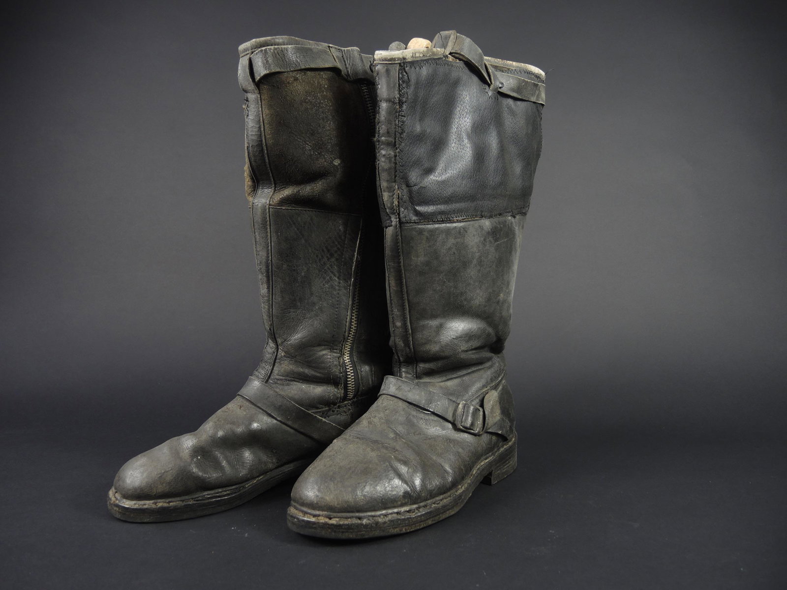Bottes de vol LW. Luftwaffe flight boots.: Bottes de vol de la Luftwaffe. En daim et cuir noir. Toutes les sangles sont presents. Paire homogene. Les fermetures eclaires sont fonctionnelles Les boutons pressions sont fonctionnels. Semelles en 