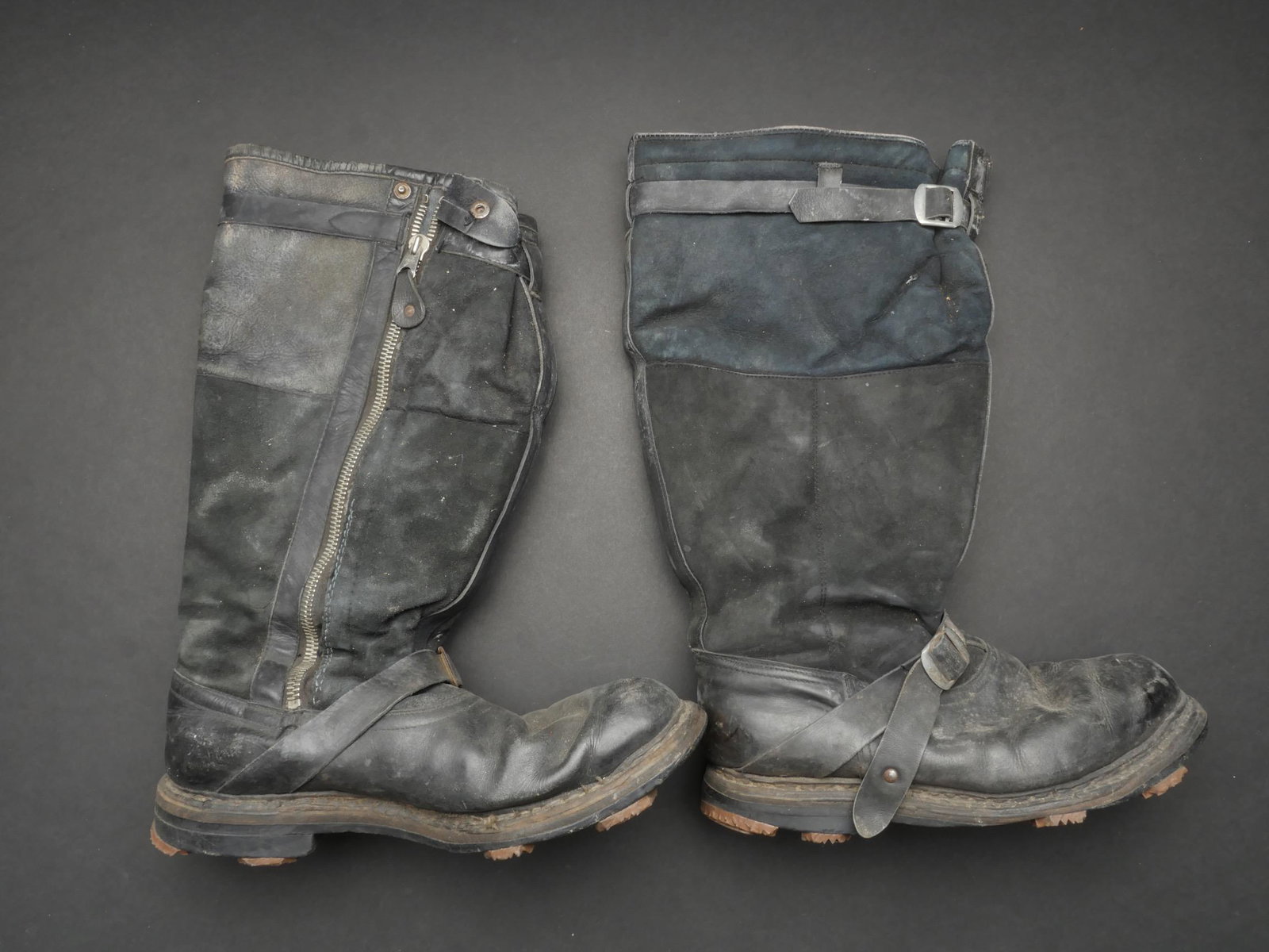 Bottes de vol LW. Luftwaffe flight boots.: Bottes de vol de la Luftwaffe. En daim et cuir noir. Toutes les sangles sont presents. Paire homogene. Les fermetures eclaires sont fonctionnelles, fabrication RiRi et Zipp. Les boutons pressions sont