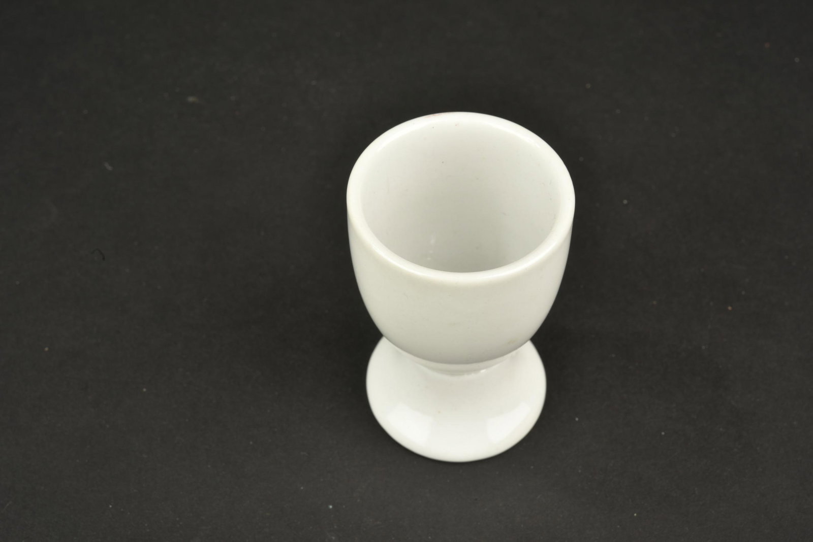 Coquetier KM. Egg cup Kriegsmarine.: Coquetier de la Kriegsmarine. En porcelaine blanche. Beau marquage Kriegsmarine, date 1940. Hauteur 6,5 cm. Quelques t aches visibles. A noter une certaine usure et patine de la piece. Etat II+. Krieg