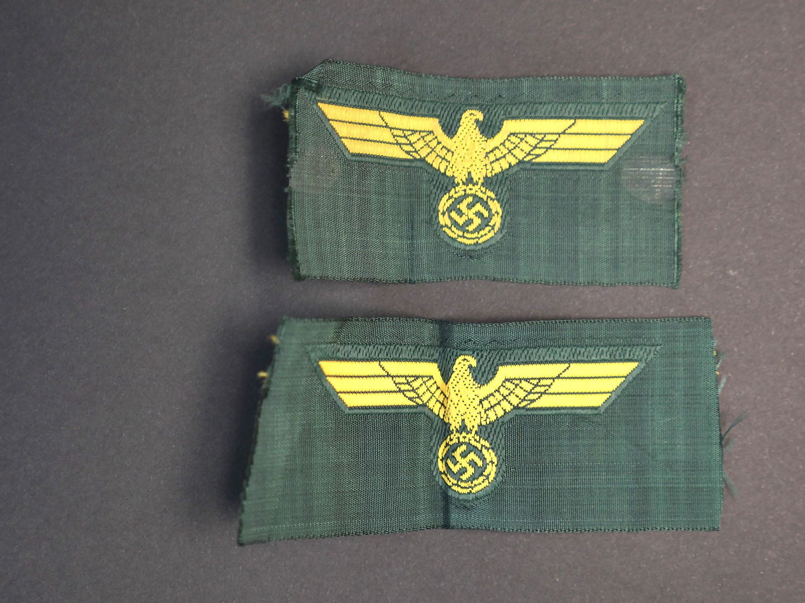 Aigle coiffure KM. Kriegsmarine cap eagles.: Ensemble d aigle de coiffure Kriegsmarine. Comprenant deux aigles Bevo pour coiffure. Jamais montes. A noter une certaine usure et patine des pieces. Etat II+. Kriegsmarine hairdressing eagle set. Inc