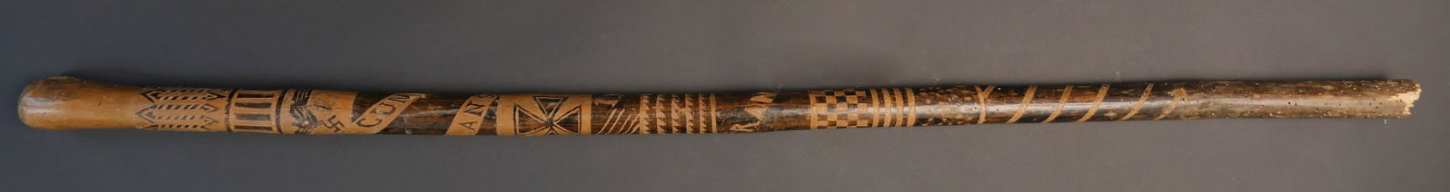 Canne de marche. Walking stick.: Canne de marche. En bois, incomplete, le bout de la canne est casse. Nombreux decors realises a la main. Bel aigle allemand. Indication nominative Gunrem Hans. Frankreich 1944. Croix de fer gravee, ai
