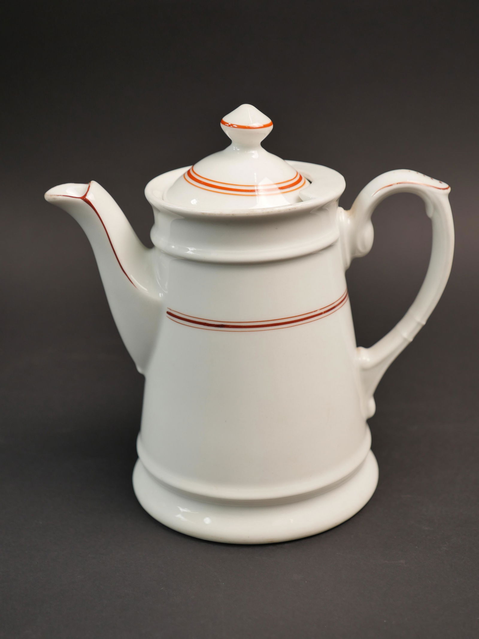 Pichet de la Kriegsmarine. Kriegsmarine jug.: Pichet de la Kriegsmarine. En porcelaine blanche. Lisere present. Couvercle complet. Anse et bec verseur en tres bon etat. Fabrication KPM 1941. Hauteur 21 cm. A noter une certaine usure et patine de