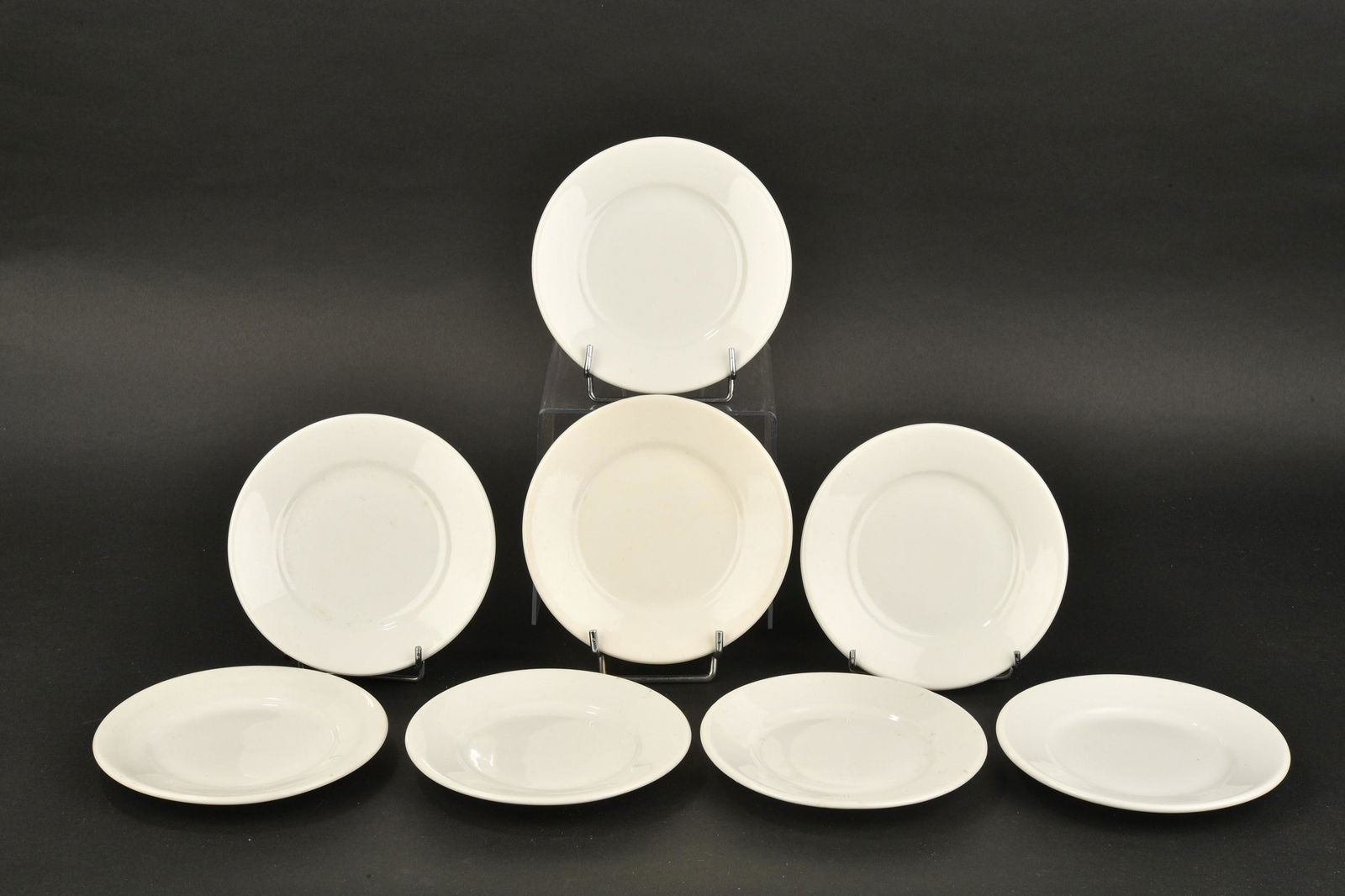 Petites assiettes Kriegsmarine. Kriegsmarine small plates.: Petites assiettes Kriegsmarine. Huit petites assiettes en porcelaine blanche, sans lisere. Modele pour la troupe. Fabrication KPM 1942. Diametre 16 cm. A noter une certaine usure et patine des pieces,