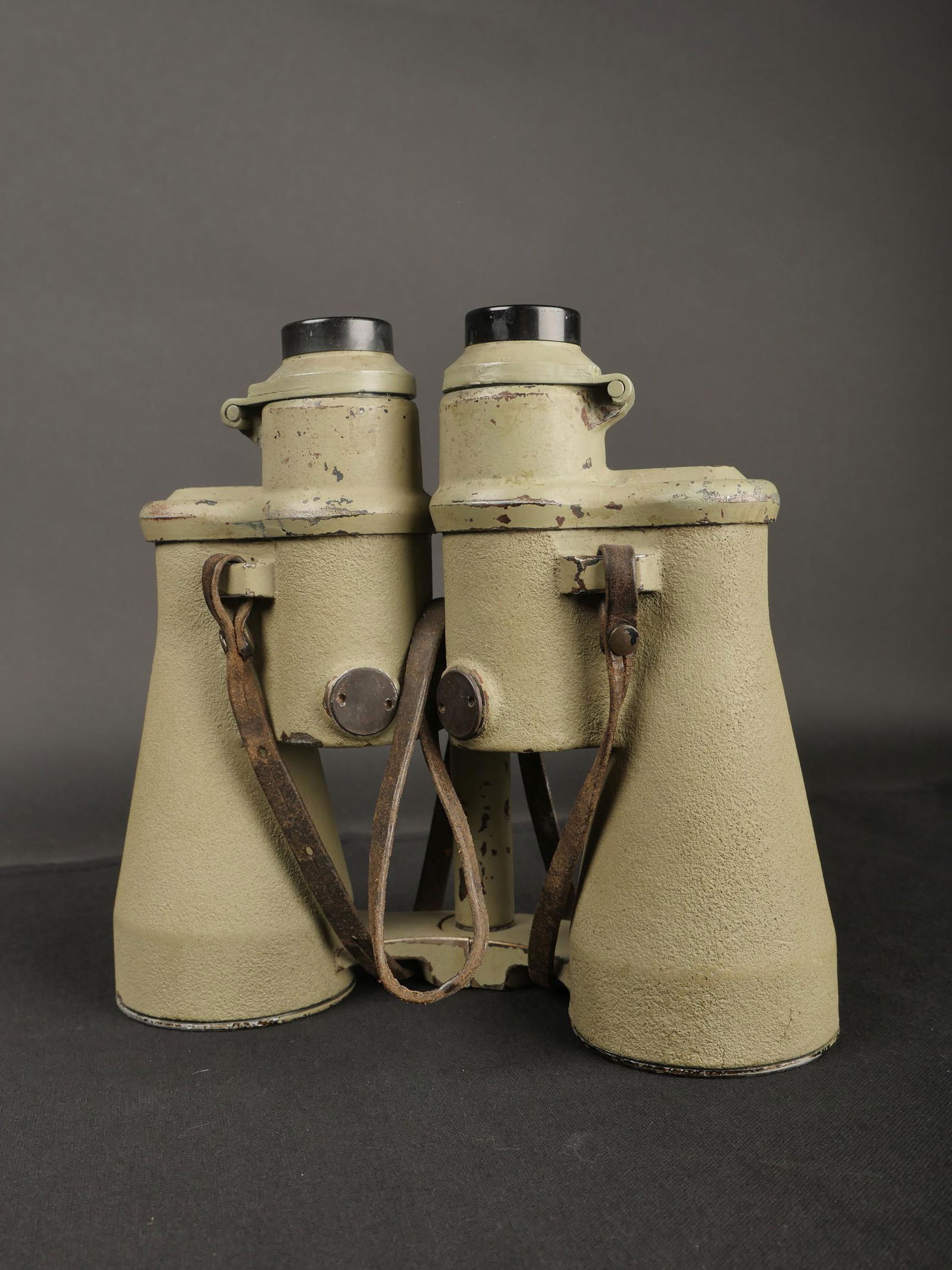 Jumelle Kriegsmarine. Kriegsmarine binocular.: Jumelle Kriegsmarine. Revetement granuleux en tres bon etat. Peinture gris bateau a 80%. Marquages 8 x 60 BLC, numero 49514. Les bonnettes en metal et bakelite sont mobiles. Sangle de transport presen