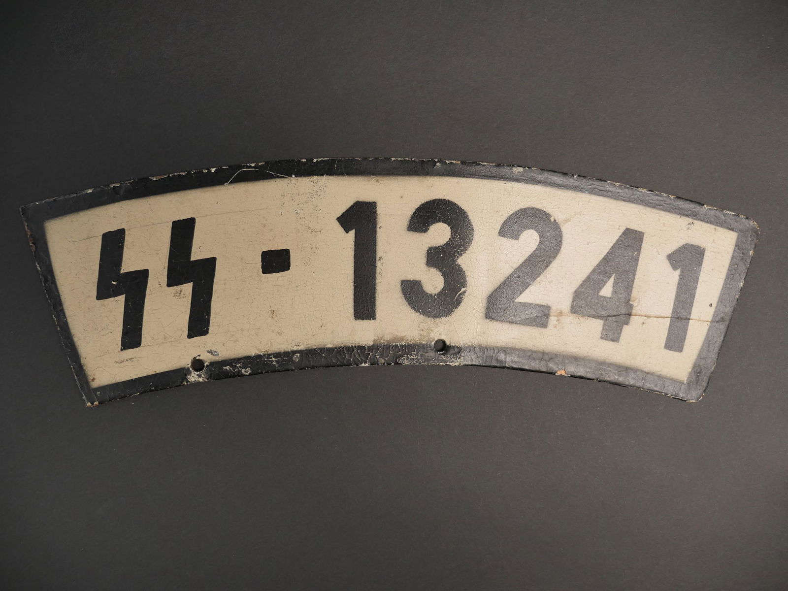 Plaque immatriculation SS. SS Licence plate.: Plaque d immatriculation SS pour la moto. En metal. Modele typique pour les motos. Fond peint en blanc, bordure de couleur noire. Lettrage SS-13241. Biface. Deux points de fixation. Peinture partielle