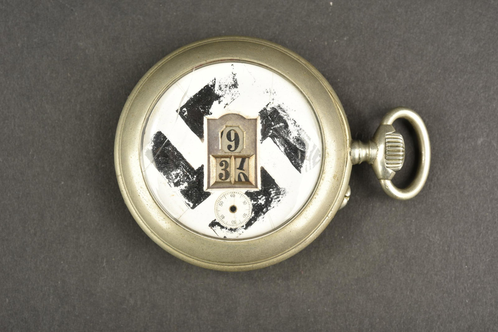 Montre a gousset. Pocket watch.: Montre a gousset. En maillechort. Toutes les pieces mobiles sont fonctionnelles. Modele avec un insigne national sur le cadran dateur. Boitier numerote 423809. Les aiguilles sont manquantes. Emaille d
