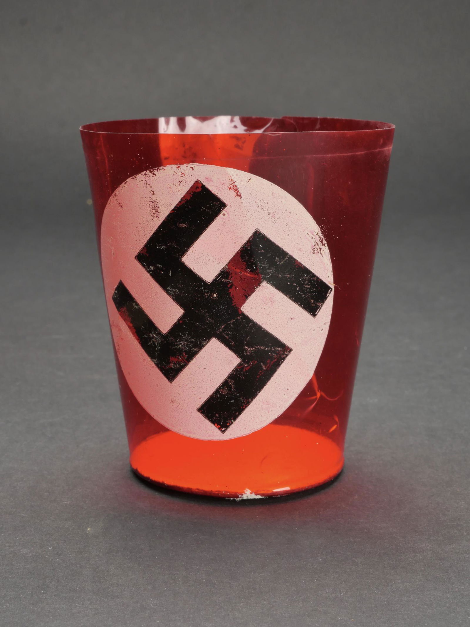 Porte bougie allemand. German candle holder.: Porte bougie allemand. Modele de porte bougie en fine matiere plastique rouge, insigne national present a 75%. Fond en epais carton compresse. A noter une certaine usure et patine de la piece. Etat II