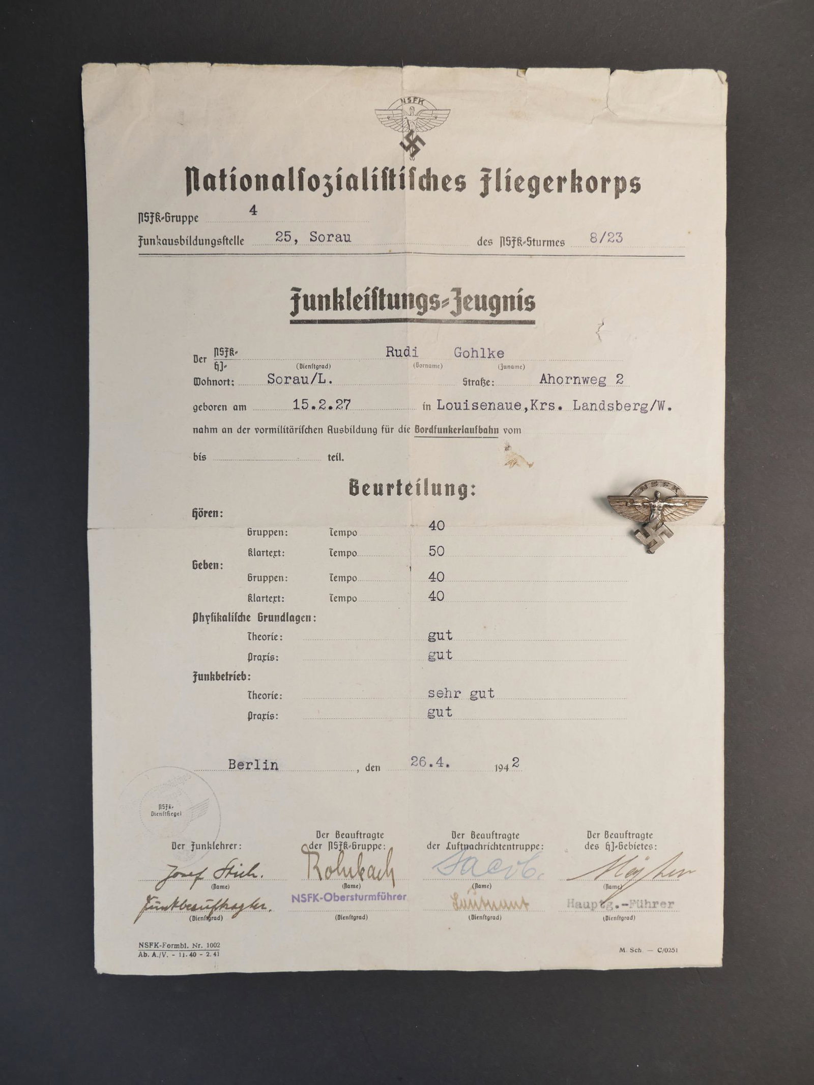Document et insigne DLV. DLV document and insignia.: Insigne et document du NSFK. Comprenant un document intitule Nationalsozialistisches Fliegerkorps, NSFK Gruppe 4 25 Sorau 8/23, au nom de Rudi Gohlke, en date du 26 avril 1942. Traces de scotch modern
