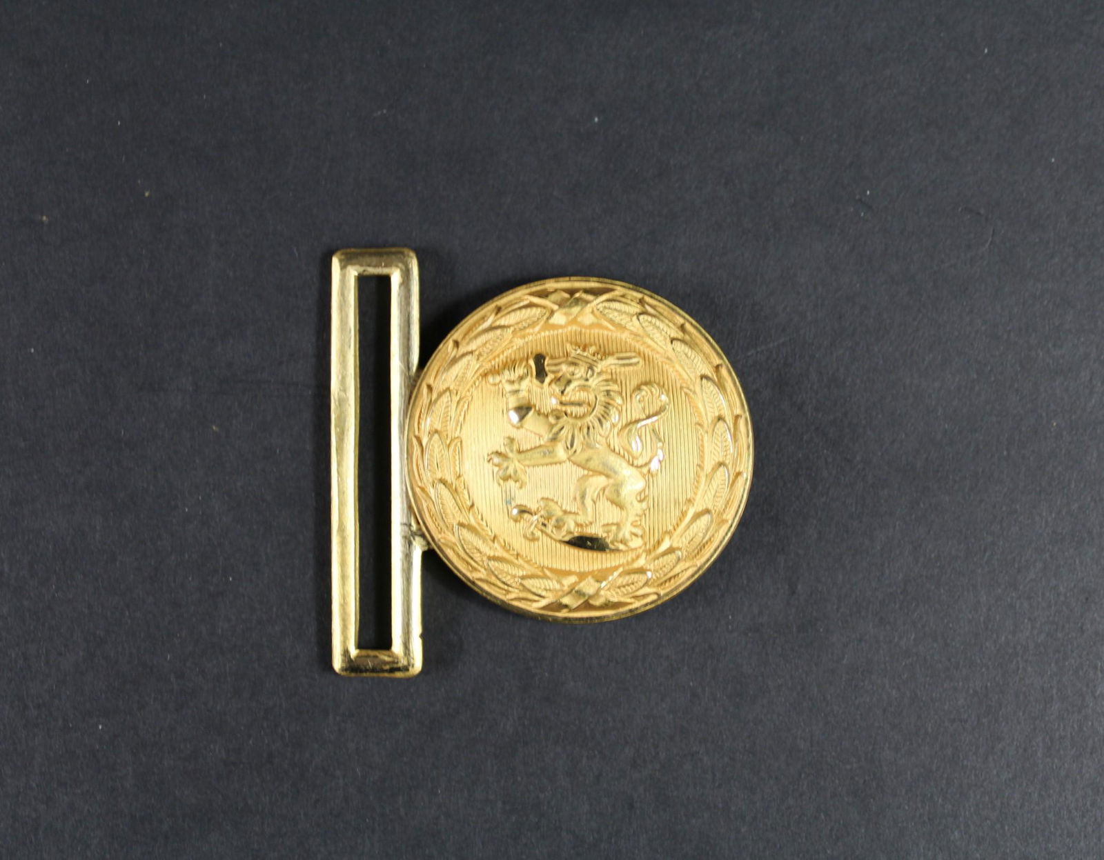 Boucle forestier bavarois. Bayern forestry belt buckle.: Boucle de ceinturon des forestiers bavarois. Boucle en metal dore. Dorure a 80%. Sans marquages visibles. A noter une certaine usure et patine de la piece. Etat II+. Bavarian forester s belt buckle. G