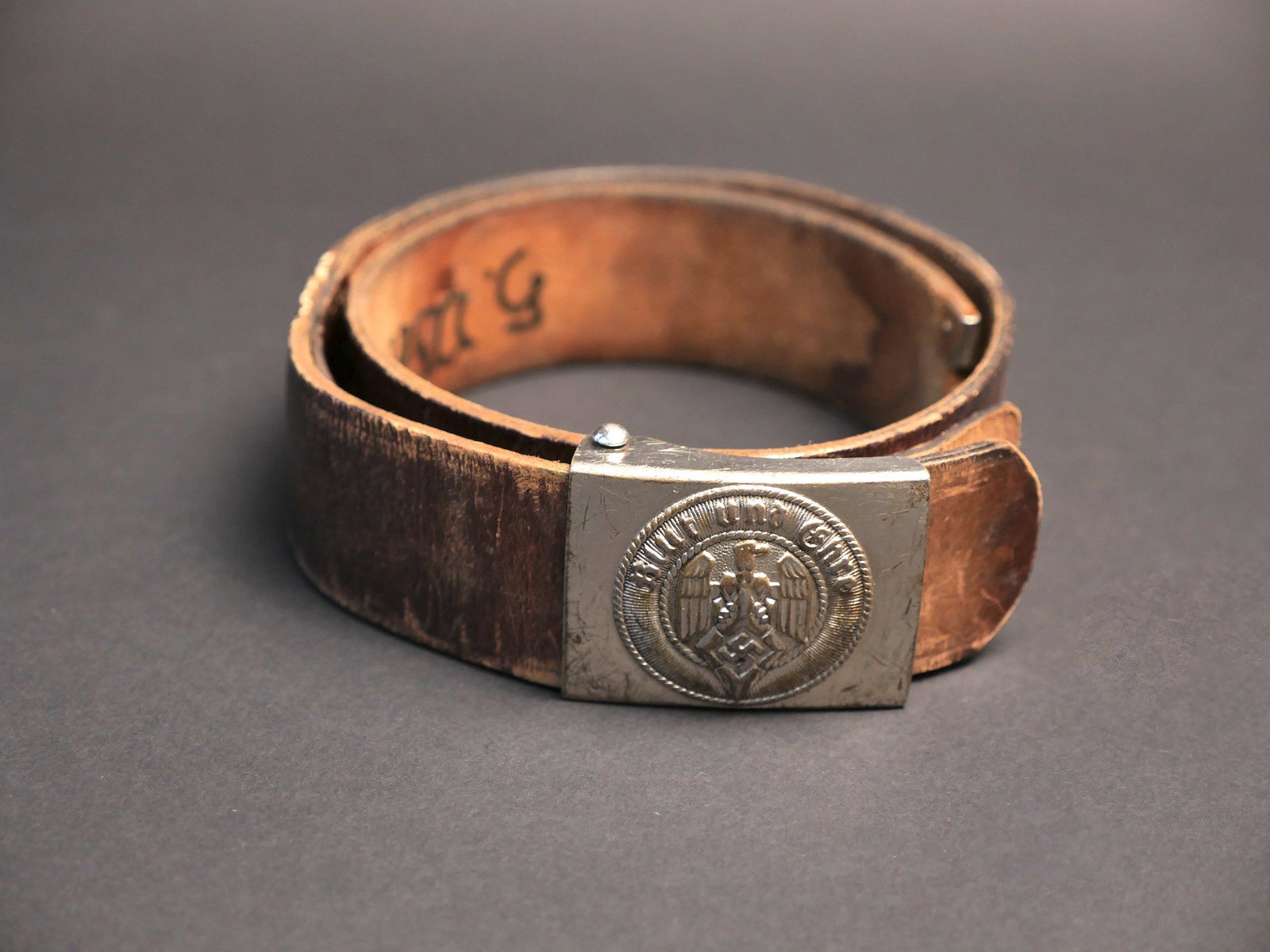 Ceinturon HJ. Hitlerjugend belt.: Ceinturon Hitlerjugend. Ceinturon en cuir marron, bouclerie metallique, marquages Croupon Nr 6, indication nominative H Werner. Une reparation sur une bordure du ceinturon. Patte de reglage complete. 