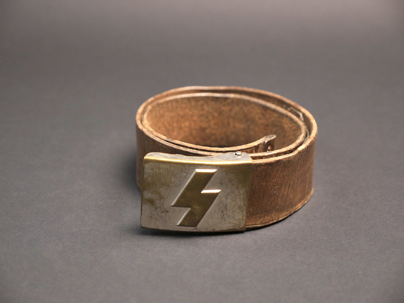 Ceinturon DJ. Deutsche Jungvolk belt.: Ceinturon Deutsche Jungvolk. Ceinturon en cuir marron, tres petite taille. Patte de reglage presente. Bouclerie metallique. Boucle de ceinturon en metal, fortement usee, sans marquages visibles. A not