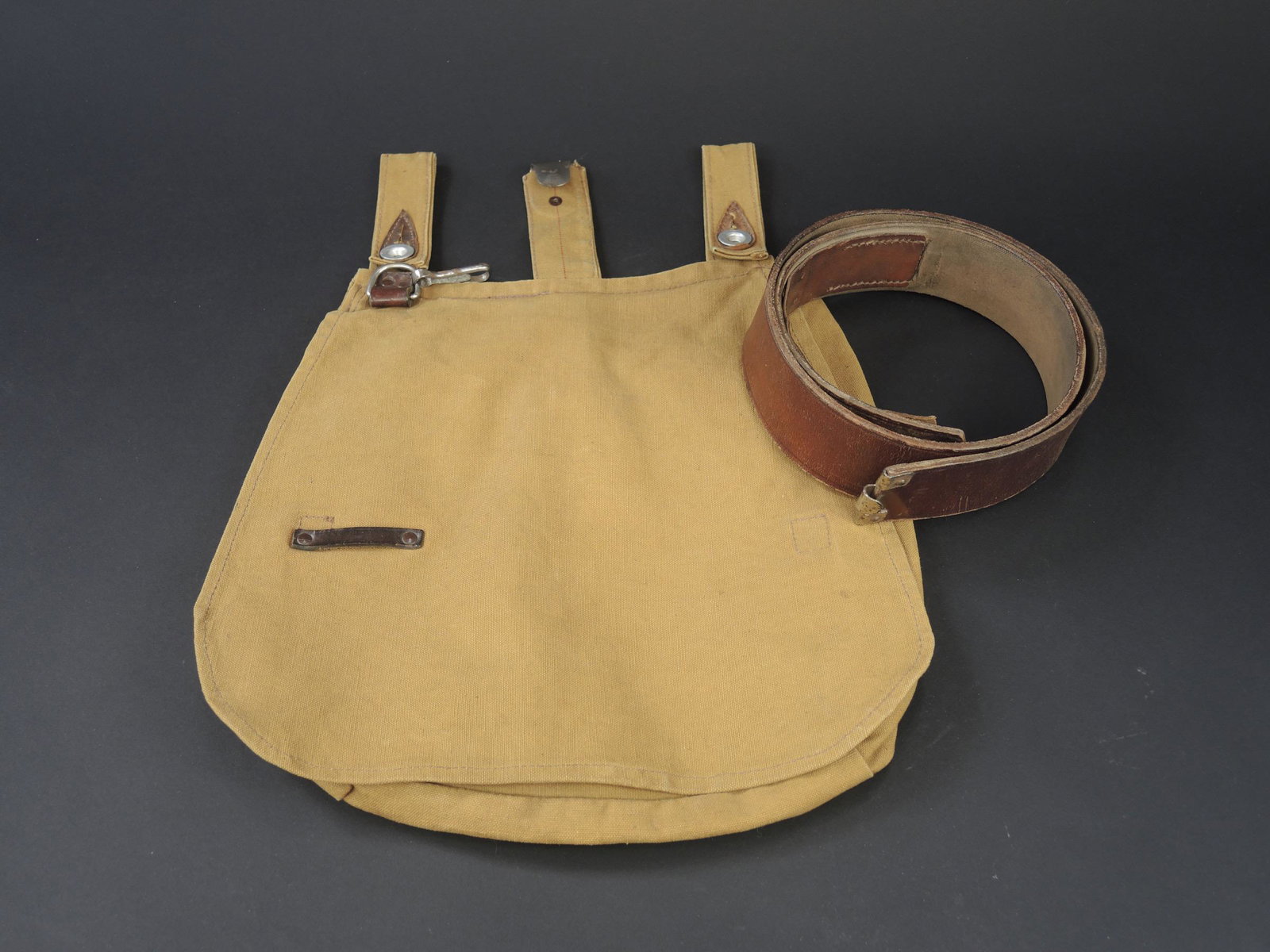 Sac a pain HJ. Hitlerjugend bread bag.: Sac a pain Hitlerjugend. En forte toile beige et cuir marron. Beau tampon sous le rabat, marque Richard Brickert Ingolsheim Rh Sud. On y joint un cuir de ceinturon en cuir marron. Sans marquages visib