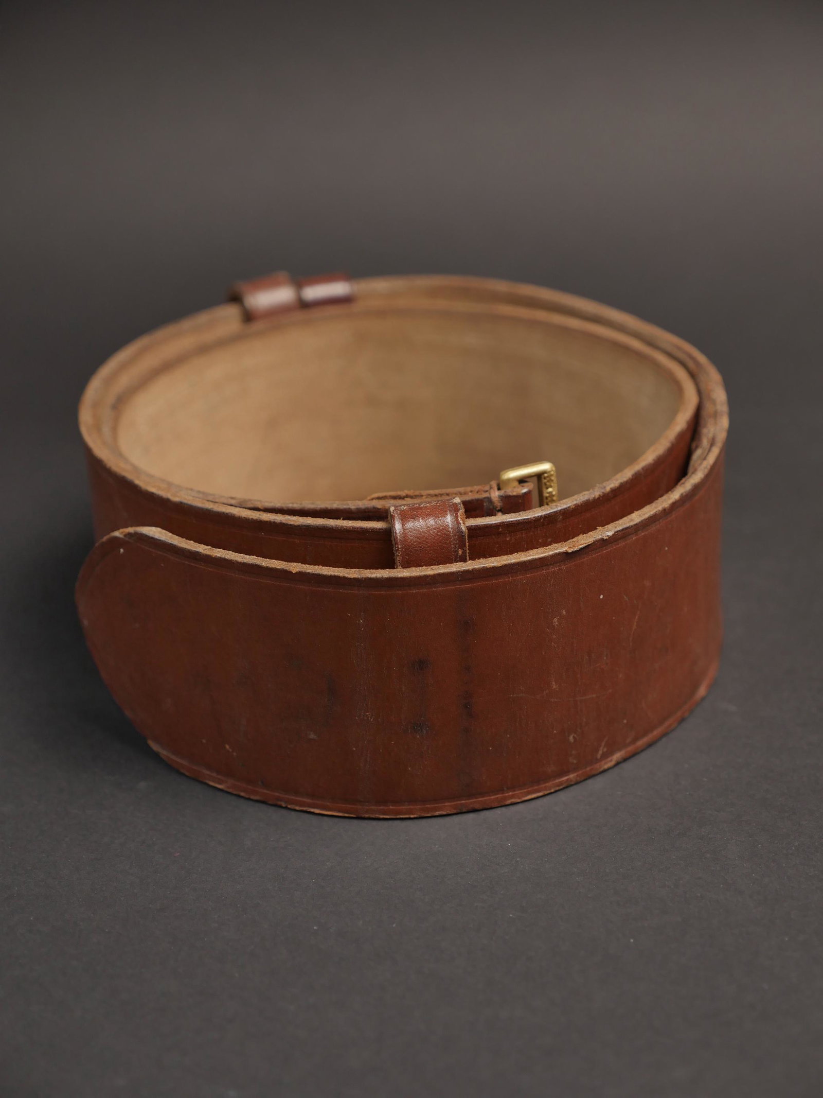 Ceinturon de Politischer Leiter. Politischer Leiter belt.: Ceinturon de Politischer Leiter. En cuir marron. Les passants sont presents. Boucle manquante. Boucle en metal dore marque RZM M4/46 correspondant au fabricant Wilhelm Schroder et CO Ludenscheid. Cein