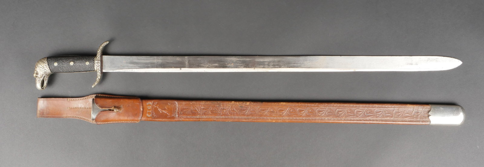 Machette Hartford. Hartford Machete.: Machette Hartford. Periode de la guerre hispano-americaine. Pommeau a tete d'aigle, finement cisele. Les garnitures en metal sont nickeles sur laiton. Plaquettes maintenues par trois rivets. Garde en