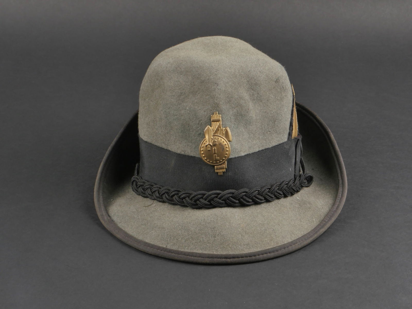 Chapeau de Vice coposquadra des Gioventu Italiana del Littorio. Chapeau de Vice coposquadra des: Chapeau de Vice coposquadra des Gioventu Italiana del Littorio. En feutre gris vert, complet de tous ses attributs, insigne metallique estampe des GIL frontalement, triangle de grade sur le cote, inte