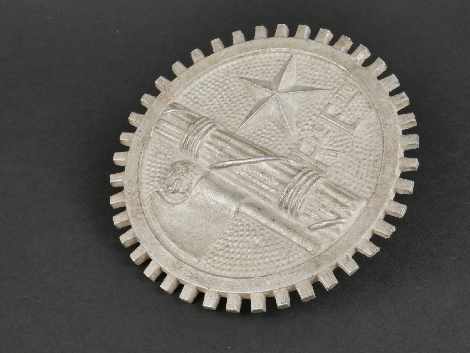 Disque de plaque dâ€™immatriculation de lâ€™Armee Italienne. License plate disc of the Italian Army.: Disque de plaque dâ€™immatriculation de lâ€™Armee Italienne. En aluminium, 12 centimetres de diametre, avec ses deux ecrous de fixation. Etat II-. License plate disc of the Italian Army. Alu