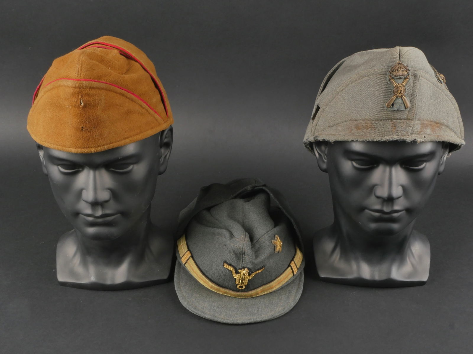 Lot de 3 coiffures de lâ€™armee italienne. Lot of 3 hairstyles of the Italian army.: Lot de 3 coiffures de lâ€™armee italienne. Comprenant un calot en tissu gris vert dâ€™officier modele 34/35 de sous-lieutenant du 81eme Regiment dâ€™Infanterie, bords fortement abimes p