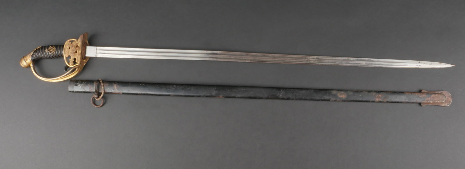 Epee allemande WWI. German sword WWI.: Epee allemande WWI. Garniture en laiton dore. Dorure a 40%. Poignee mobile disposant d'un aigle couronne aux ailes repliees. Poignee de couleur noire, filigranne present. Monogramme sous couronne avec