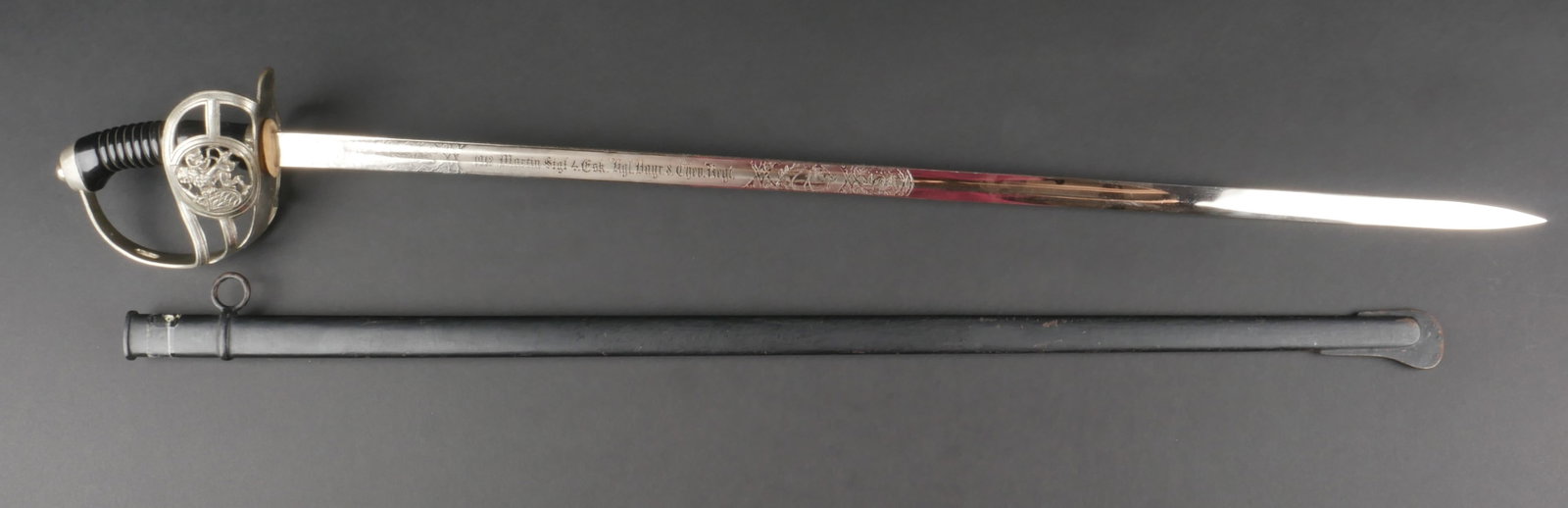 Sabre bavarois. Bavarian sword.: Sabre bavarois. Garnitures en metal, nickelage quasi absent et tres oxyde. Garde disposant des armes de Baviere, celle-ci est fortement repliee vers la poignee. Poignee en bois noir, filigranne absent