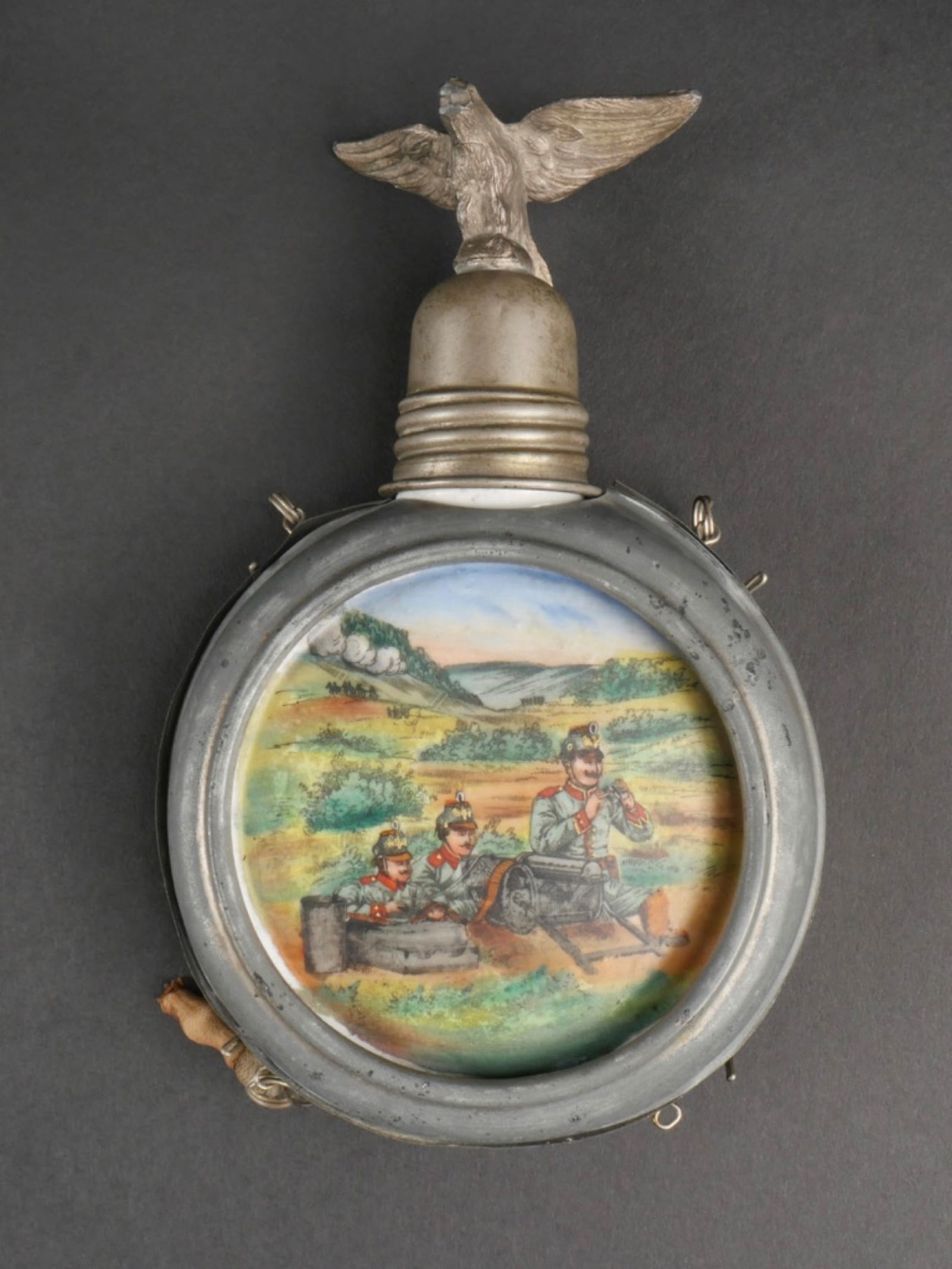 Gourde d'un reserviste d'une MaschinenGewehr Abteilung. Machine gunner reservist flask.: Gourde d'un reserviste d'une MaschinenGewehr Abteilung. Machine gunner reservist flask. Gourde en porcelaine blanche peinte et rehaussee a la main avec d'un cote une MG08 en batterie avec ses servants