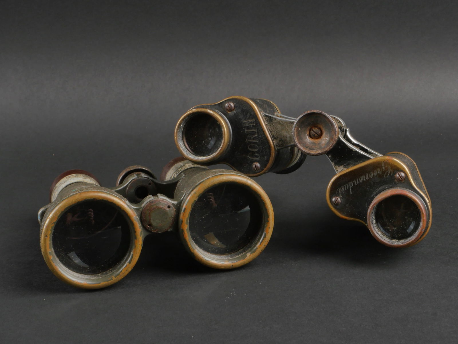 Lot de 2 paires de jumelles allemandes. 2 pairs of ww1 german binoculars.: Lot de 2 paires de jumelles allemandes. 2 pairs of ww1 german binoculars. Une paire de Fernglass 08 du fabricant Carl Zeiss, revetement anti reflet feldgrau, optiques claires, sans sangle ni protege o