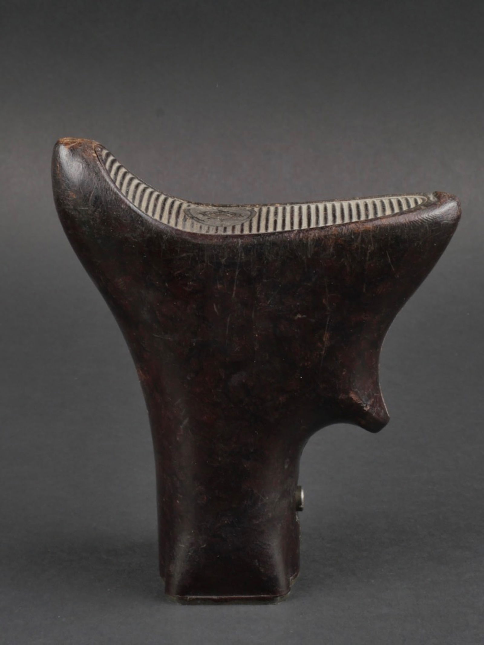 Crosse MG 42. MG42 butt: Crosse MG 42. En bakelite. Le bouton poussoir est fonctionnel. Pas de vis pour la fixation a l'arme complet. Marquages au fond de la crosse 12-121-2237. A noter une certaine usure et patine de la piec