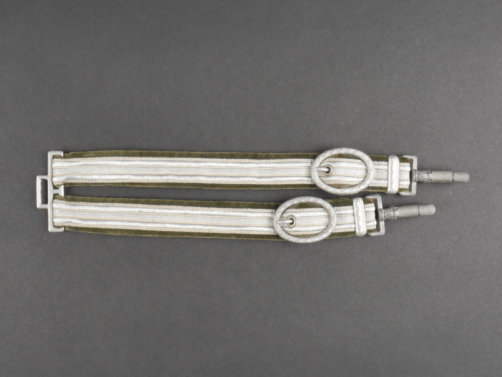 Belieres de dague Heer. Heer Dagger Bails.: Belieres de dague d'officier de la Heer. Galon argent cousu sur un velours Feldgrau. Toutes les garnitures sont en metal, couleur argent a 60%. Sans marquages visibles. Les mousquetons sont fonctionne