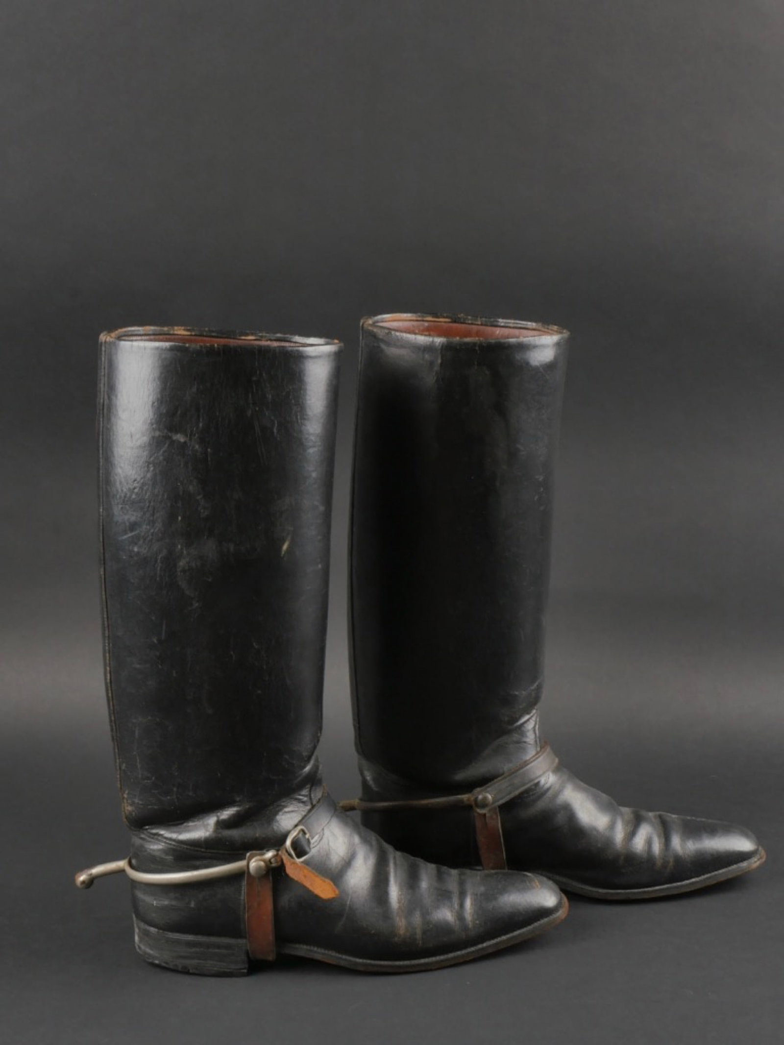 Bottes type officier allemand. German officer type boots.: Bottes type officier allemand. Tiges hautes. En cuir noir lisse. Semelles lisses. Sans marquages visibles. Paire homogene. Eperons presents. Approximativement une pointure 40/41 francaise. Un trou est