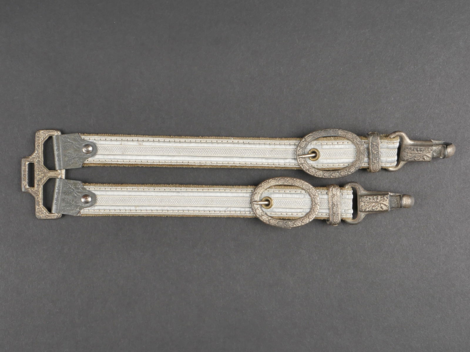 Belieres de dague Heer. Heer Dagger Bails.: Belieres de dague d'officier de la Heer. Galon argent cousu sur un velours Feldgrau. Toutes les garnitures sont en metal, couleur argent a 30%. Modeles de luxe, richement decores de feuilles de chene.