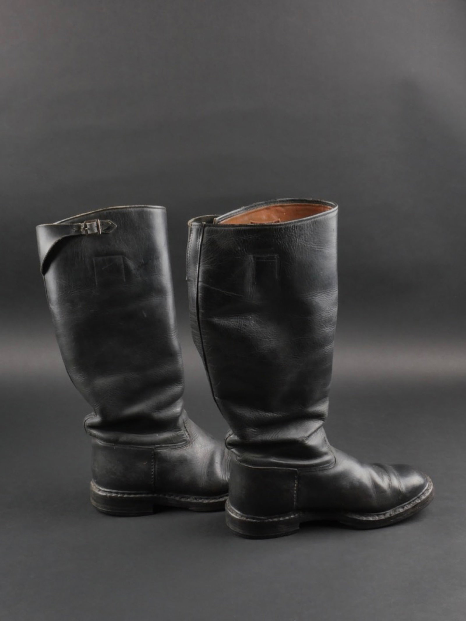 Bottes d'officier allemand. German officer boots.: Bottes d'officier allemand. Tiges hautes, en cuir noir lisses. Patte de reglage au niveau du haut de la botte, boucle a un seul ardillon. Paire homogene. Semelles en cuir lisse et ferrees. Approximati