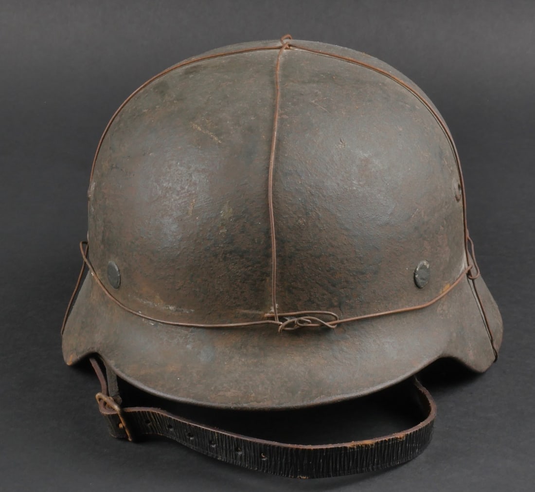 Casque allemand. German helmet.: Casque allemand. Coque de casque M-40, fabrication ET68, numero de lot 3573. Reste de marquages nominatif illisibles dans la nuquiere. Epaisse peinture Feldgrau, avec des coulures. Fil de fer faisant 