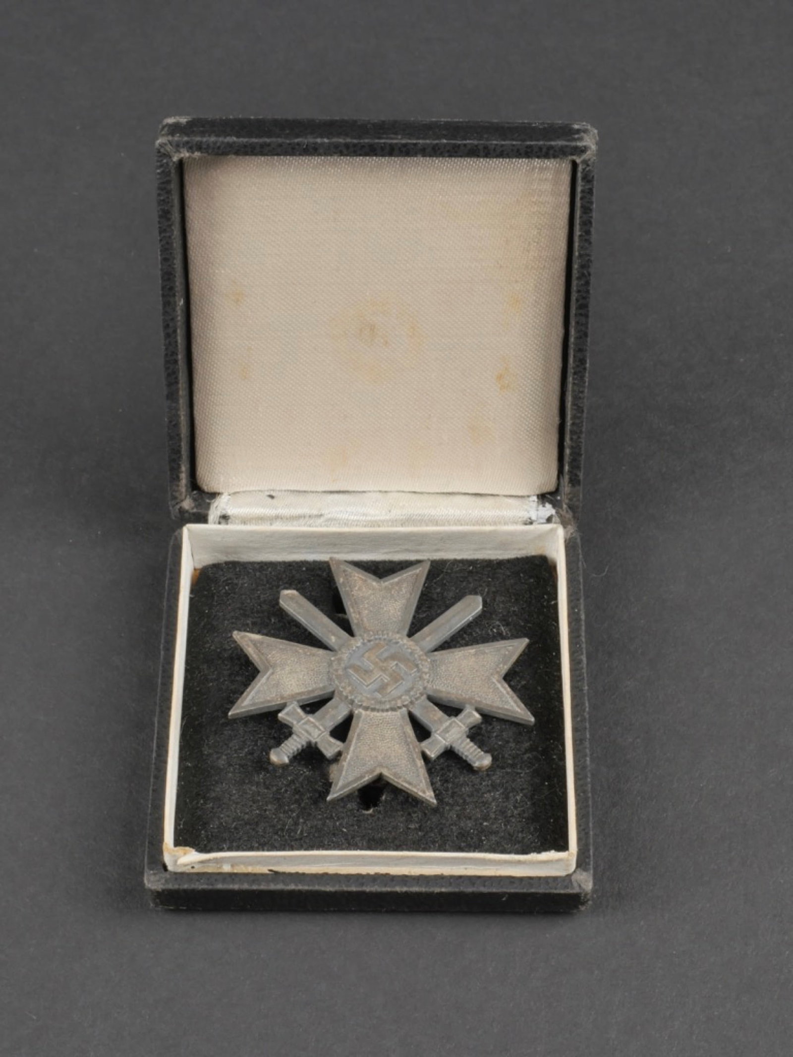 KVK en boite. KVK in boxe.: KVK en boite. Boite complete, modele sans bouton poussoir. Bel insigne reproduit sur le couvercle, modele avec glaive. Interieur double en velours noir et satinette blanche. Insigne de la KVK de premi