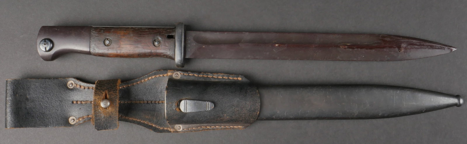 Baionnette Mauser 98K. 98k Bayonet.: Baionnette Mauser 98K. Garniture metalliques disposant de nombreux aigles Waa. Plaquettes en bois. Lame complete, dans sa couleur d'origine a 80%. Fabrication S/238, numero 2995d. Fourreau en metal, d