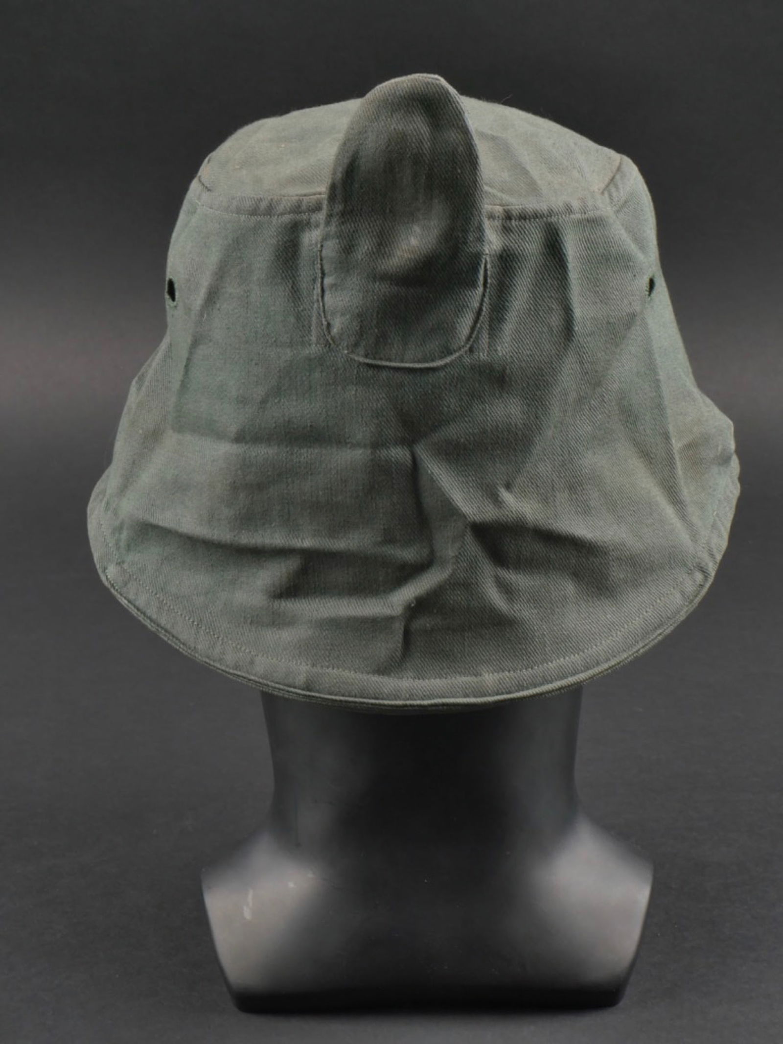 Couvre Shako. Shako cover.: Couvre Shako. En tissu coton gris/vert. Les trous d'aeration sont visible, ainsi que l'emplacement pour la cocarde. Sans marquages visibles. A noter une certaine usure et patine de la piece. Etat II+.