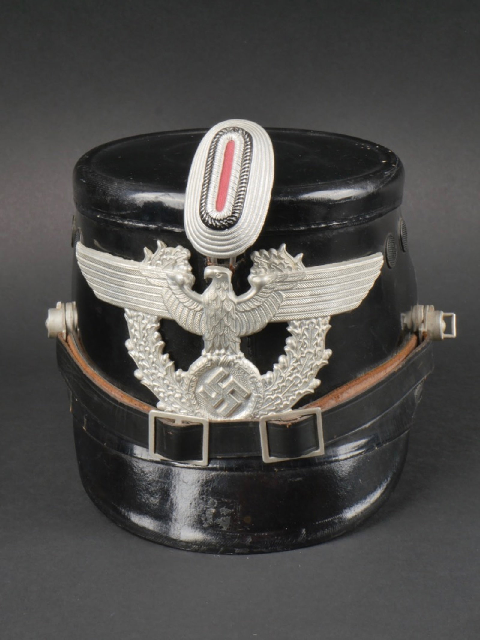 Shako Police. Police Shako.: Shako de la police municipale. En fibre noir. Les insignes sont metalliques, ceux-ci n'ont pas ete demontes afin de verifier les attaches. Cocarde complete, mais cassee. Fausse jugulaire en cuir noir.