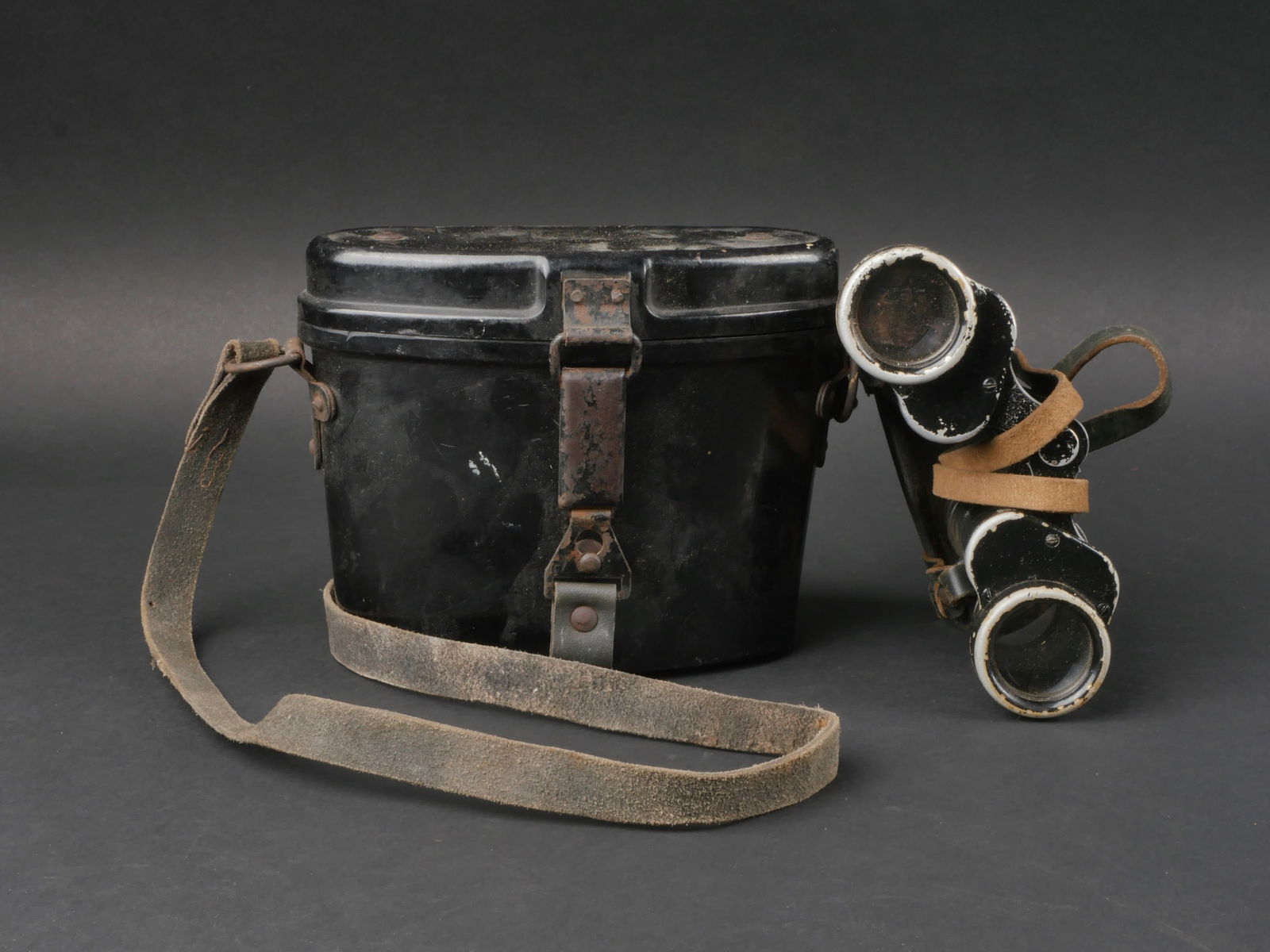 Jumelle 6 x 30. 6 x 30 binoculars.: Jumelles 6 x 30. Revetement de couleur noir a 60%. Marquages DW 6 x 30 170561. Oculaires en bakelite marron. Optiques claires et graduees presentant quelques taches. Protege oculaire en caoutchouc. La