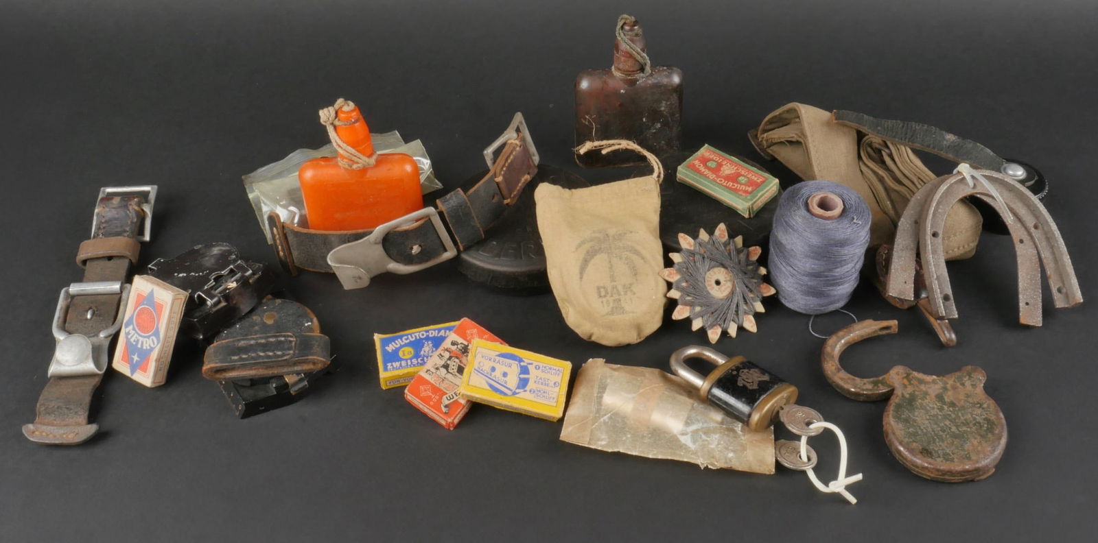 Accessoires allemand. German accessories.: Accessoires allemand. Comprenant une boussole non fonctionnelle, fabrication CLK. Une boussole non fonctionnelle, fabrication Kriegeru Faugt Berlin. Deux fioles en bakelite pour produits anti-gaz. Une